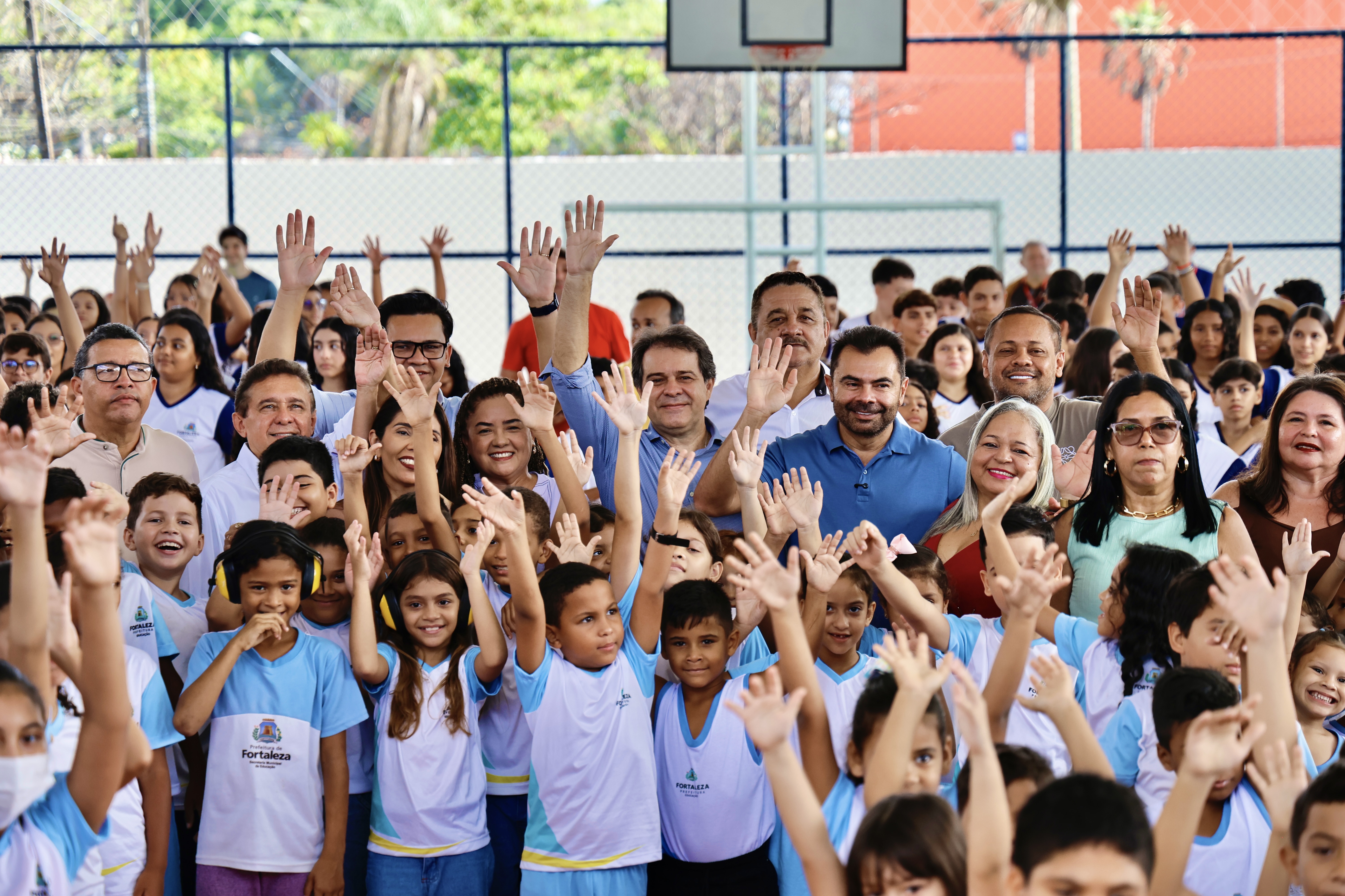 prefeito Evandro posa com dezenas de estudantes na quadra da escola